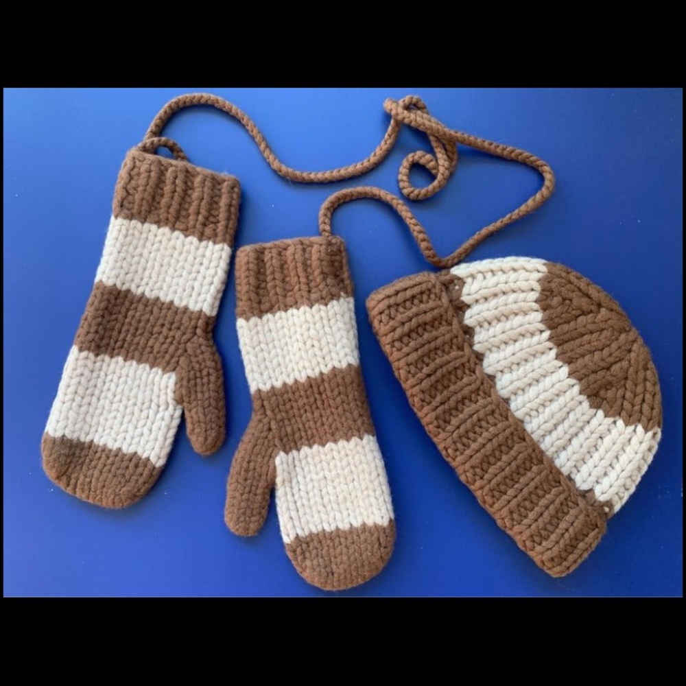 Marc Jacobs Knit Toque Hat Beanie with matching Mittens on String - unisex